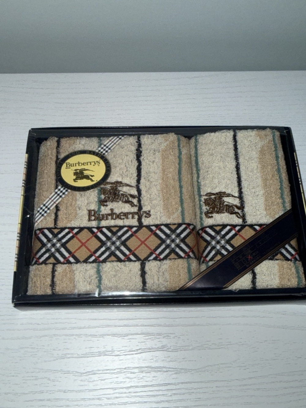 NIB Burberrys Beige Plaid Accent Hand Towels